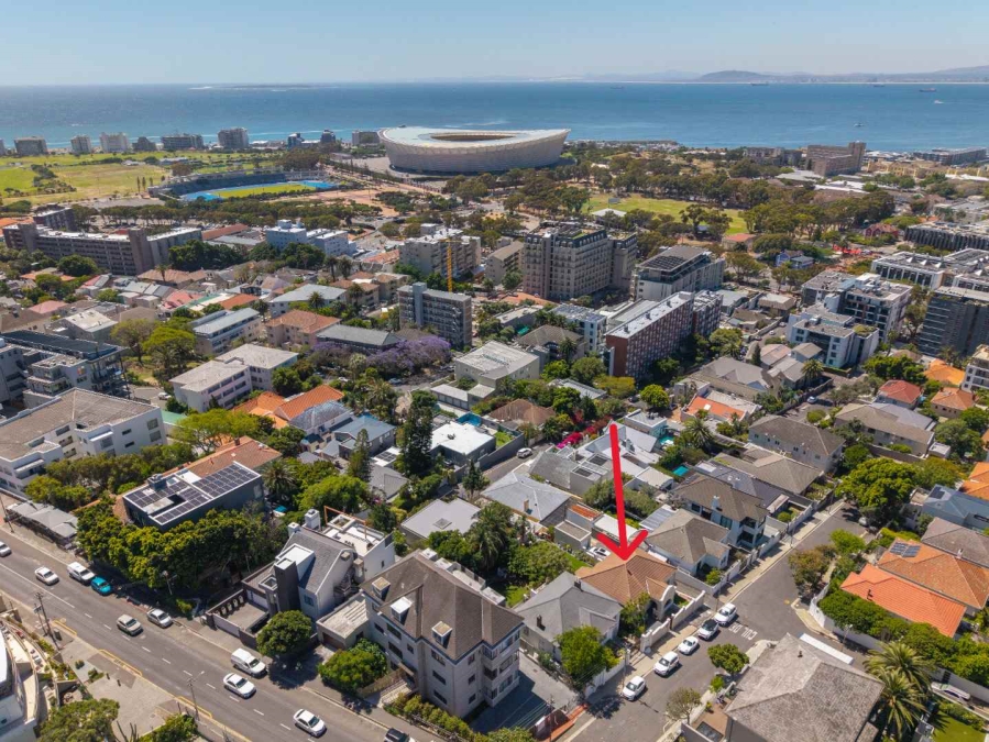 5 Bedroom Property for Sale in Green Point Western Cape